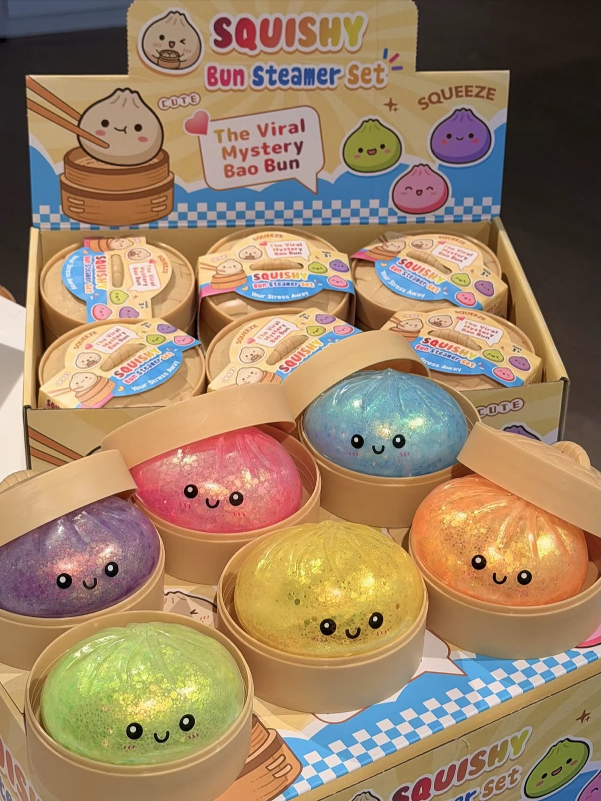 Vários squishies coloridos em suas embalagens